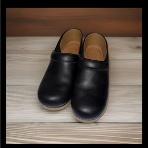 DANSKO Women’s size 38 (7.5-8) Black Leather Clogs